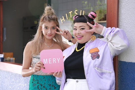 （左から）ローラと渡辺直美。