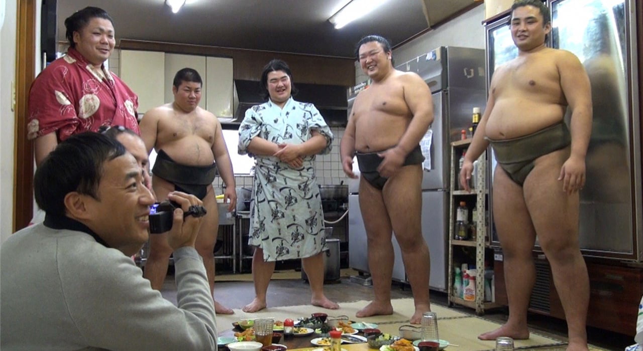 「タレントがカメラを持って全力密着！THE芸能人ディレクター」で、阿武松部屋を取材するナイツ塙（手前左）。(c)テレビ朝日