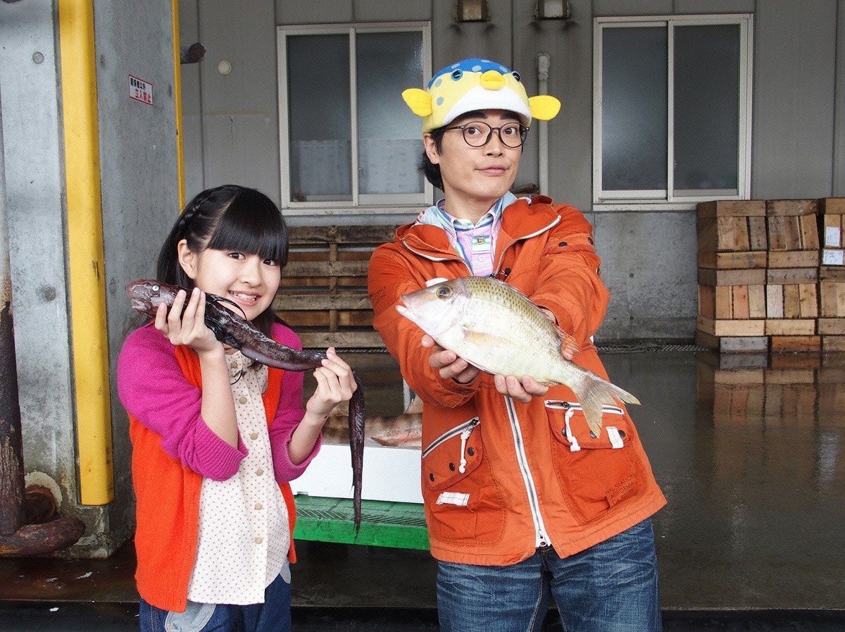 左から小林星蘭、さかなクン。(c)KRY山口放送