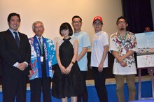 「ファーストアルバム」に出演する石野理子（左から3人目）とシソンヌ（左から4人目が長谷川、5人目がじろう）。