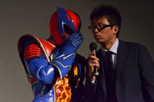 増田哲英（右）に耳打ちするマックスマン。