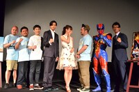 フォトセッション中、内田理央をじっと見つめるケンドーコバヤシ（右から3人目）。