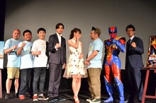 フォトセッション中、内田理央をじっと見つめるケンドーコバヤシ（右から3人目）。