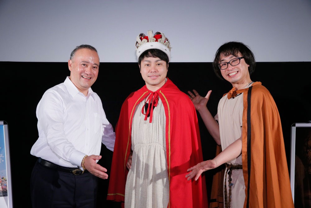 「マクベス」にちなんだ衣装で登場したNON STYLE井上（中央）とアポロン山崎（右）。