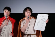 NON STYLE井上（左）を占うアポロン山崎（右）。