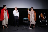 舞台挨拶中の様子。