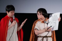 NON STYLE井上（左）を占うアポロン山崎（右）。