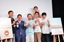 舞台挨拶に登壇した（前列左から）板尾創路、西川きよし、木村祐一、しずる。後ろは品川庄司・品川。