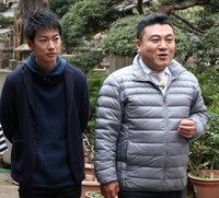 （左から）佐藤健、アンタッチャブル山崎。(c)フジテレビ