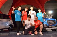 囲み取材前のフォトセッションの様子。