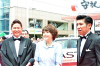 ガレッジセールと内閣府特命担当大臣の島尻安伊子氏。