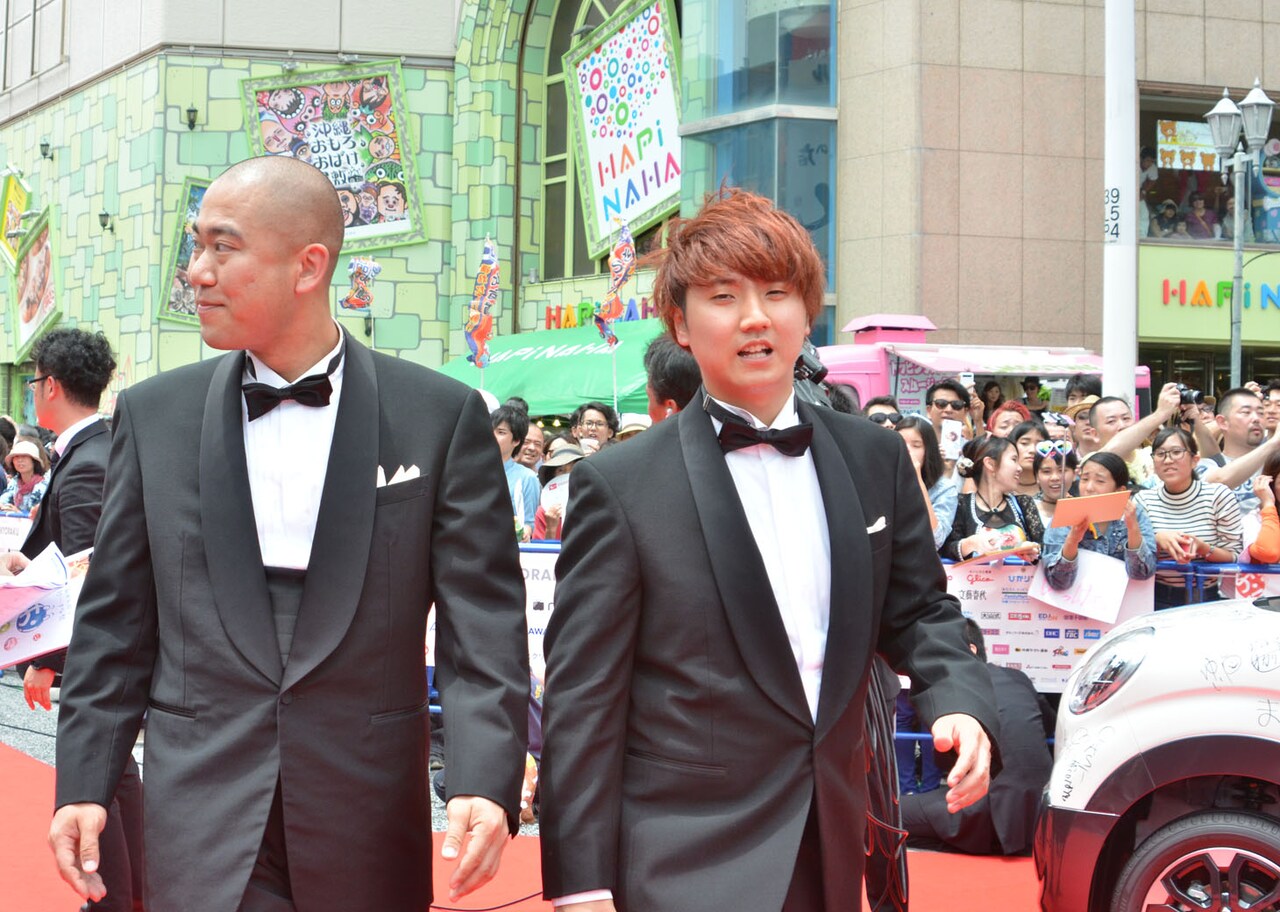 コロチキ「ほんまにうれしい」レッドカーペットで国際通り大賑わい