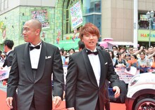 レッドカーペットを歩くコロコロチキチキペッパーズ。