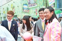 レッドカーペットを歩いた感想を語るロバートら。