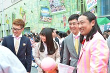 レッドカーペットを歩いた感想を語るロバートら。