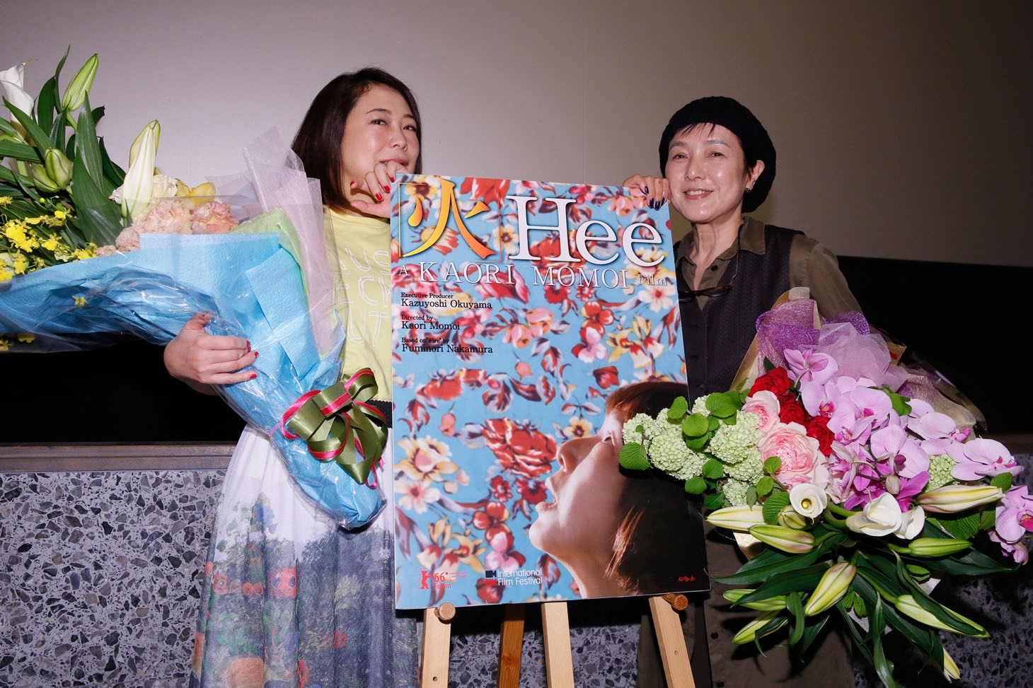 左から椿鬼奴、桃井かおり。