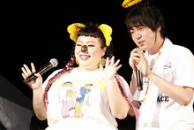 左から渡辺直美、ウーマンラッシュアワー村本。