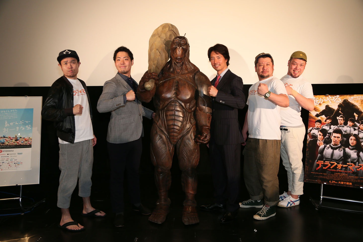 左から品川庄司・品川、貴家悠、テラフォーマー、ケイン・コスギ、ケンドーコバヤシ、野性爆弾くっきー。