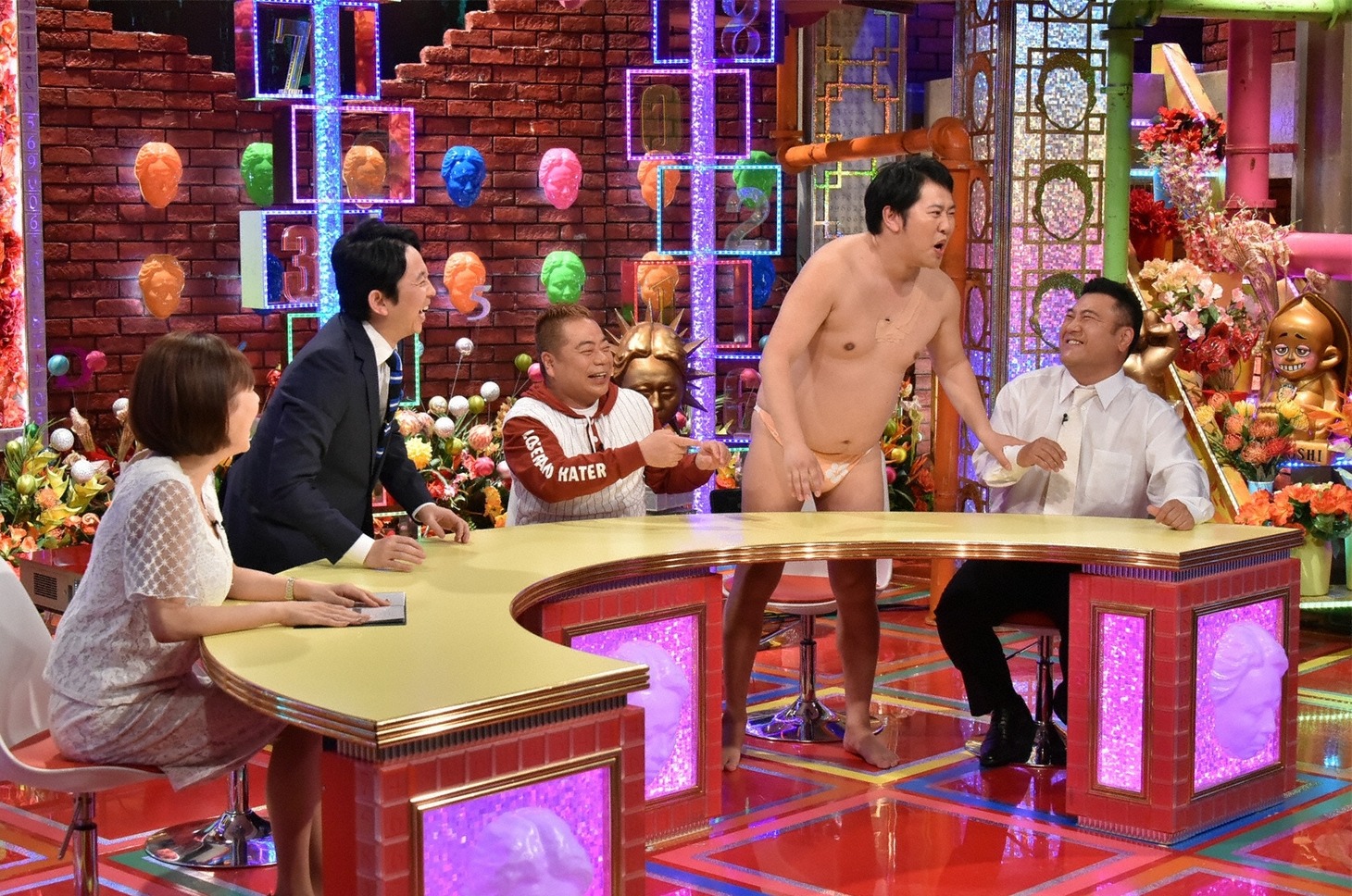 「有吉弘行のダレトク!?」にゲスト出演する（左から）高橋真麻、有吉弘行、出川哲朗、とにかく明るい安村、アンタッチャブル山崎。(c)関西テレビ