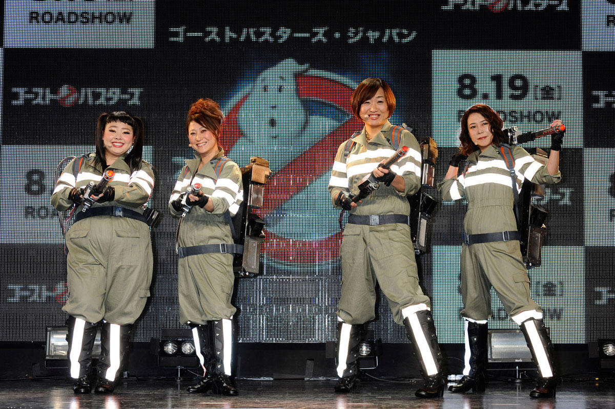 映画「ゴーストバスターズ」の「日本語吹替版主題歌発表会」に登壇した（左から）渡辺直美、友近、南海キャンディーズしずちゃん、椿鬼奴。