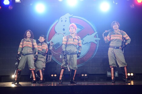 映画「ゴーストバスターズ」の「日本語吹替版主題歌発表会」のワンシーン。