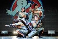 映画「ゴーストバスターズ」の「日本語吹替版主題歌発表会」のワンシーン。