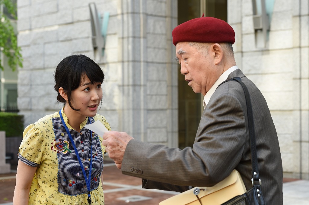 （左から）黒木華、めいどのみやげティーチャ。(c)TBS