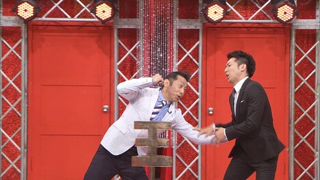 左から森脇健児、ピース綾部。(c)日本テレビ