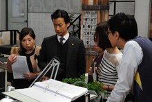 連続ドラマ「グッドパートナー 無敵の弁護士」に出演する（左から）アジアン馬場園、竹野内豊ら。(c)テレビ朝日