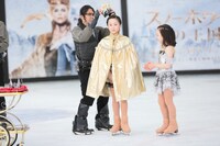 本田望結（中央）に冠を載せるロッチ中岡。