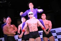 マッチョな男性に担がれて登場した雨上がり決死隊・蛍原。