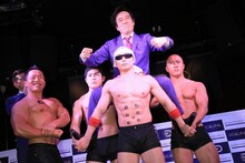 マッチョな男性に担がれて登場した雨上がり決死隊・蛍原。