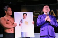 昔の自分の髪を振り返る雨上がり決死隊・宮迫。