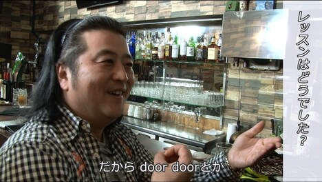 長州小力が登場する「NativeCamp.」のPRムービーのワンシーン。