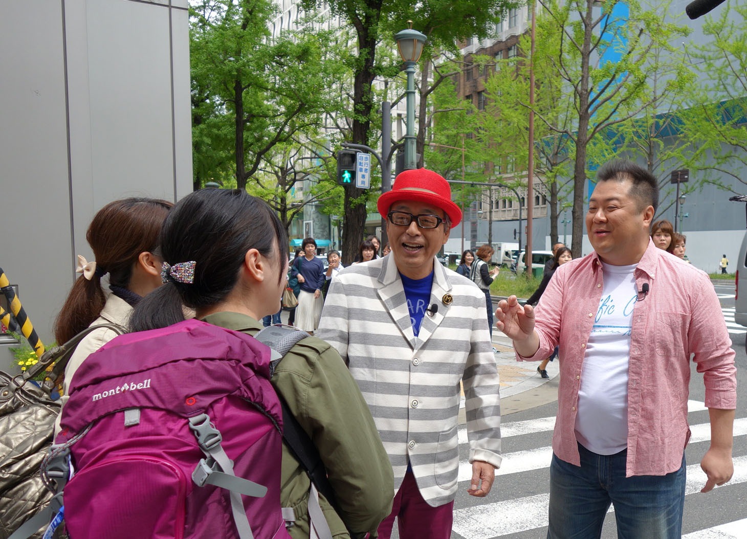 「となりの人間国宝さんSP」に出演するブラックマヨネーズ小杉（右端）。(c)関西テレビ