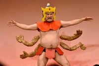 ボーナストラックのネタを披露するハリウッドザコシショウ。