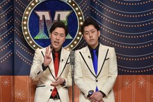 漫才でトークテーマを発表する吉田たち。(c)読売テレビ