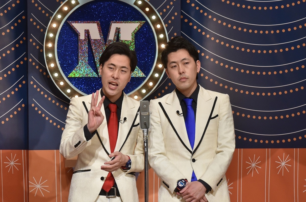 漫才でトークテーマを発表する吉田たち。(c)読売テレビ