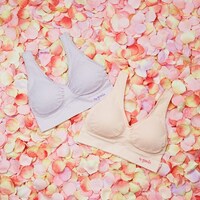 「genie bra Air（ジニエブラエアー）」の新色。左からフレンチラベンダー、ベイビーピンク。