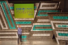 舞台袖にいるもう中学生とトークする天竺鼠・川原。