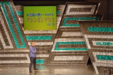 舞台袖にいるもう中学生とトークする天竺鼠・川原。