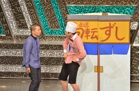 もう中学生の1人コントに入り込む天竺鼠・川原（左）。