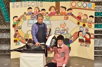 マグロの解体ショーを行う天竺鼠・川原ともう中学生。