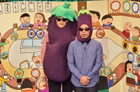 客席の写真撮影に応じるもう中学生と天竺鼠・川原。