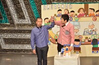 お酌してくれる玩具「釈お酌」との勝負に勝った天竺鼠・川原。