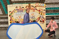 もう中学生が用意した道具で「来日」を体験する天竺鼠・川原。