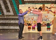 来場者をアーチでお見送りしようと言い出すもう中学生（右）と戸惑う天竺鼠・川原（左）。