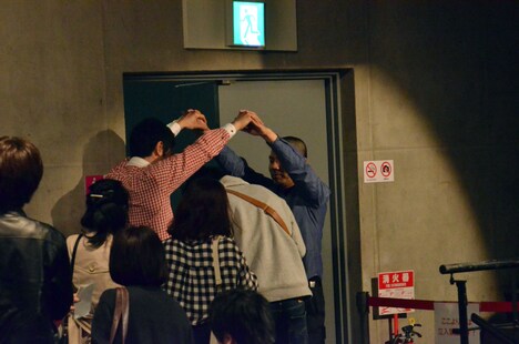 アーチを作って来場者をお見送り。