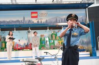 刑事ネタを披露する柳沢慎吾。