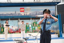 刑事ネタを披露する柳沢慎吾。